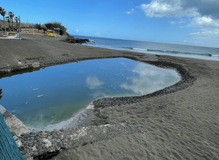 Imagen de la balsa de agua que se ha formado en esta cala de Telde / TA
